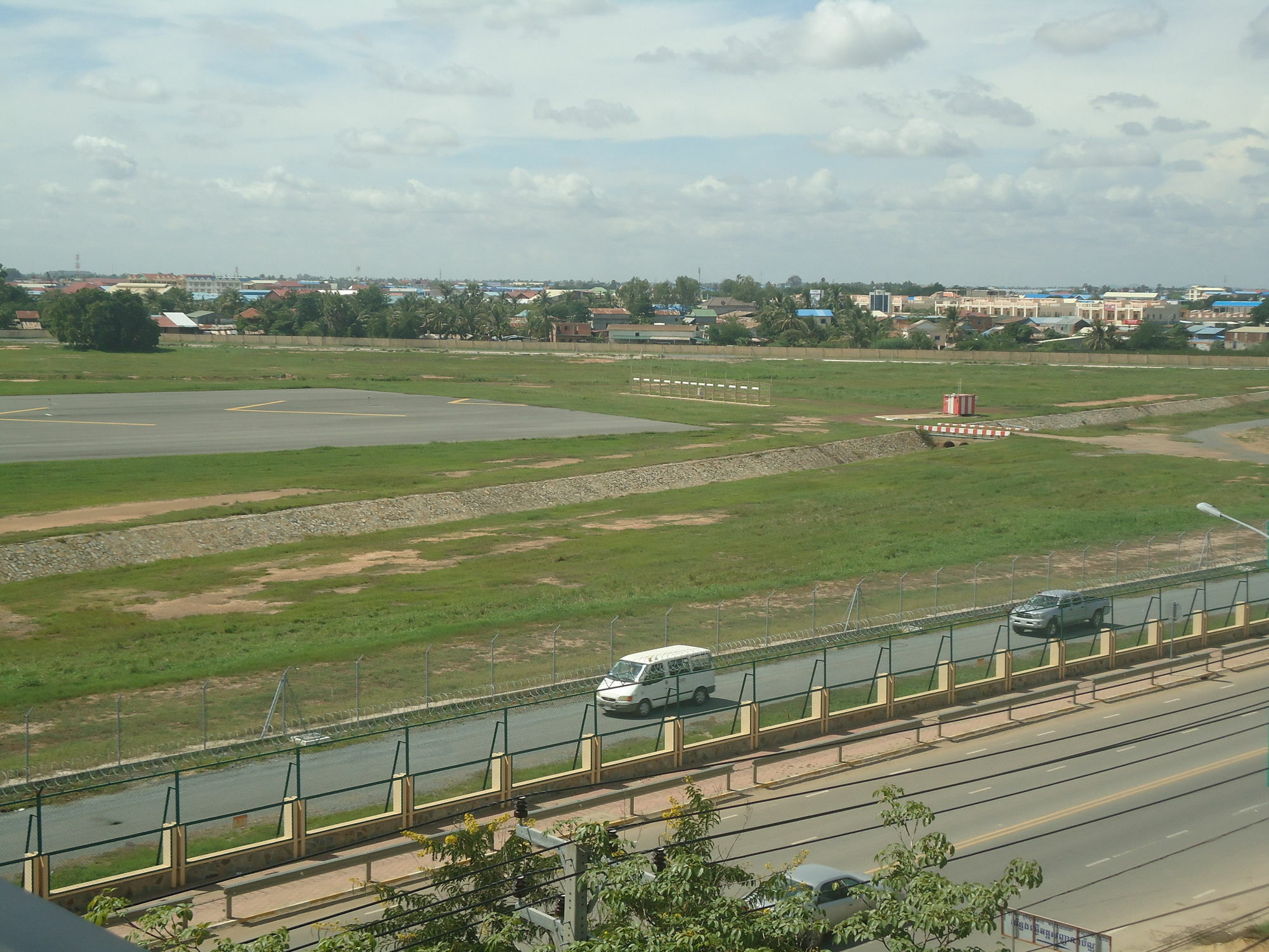 Golden Apple Hotel - Airport Phnom Penh Bagian luar foto
